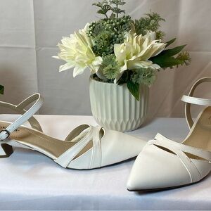 Life Stride White Pointed-Toe Slingback Low Block Heel Pumps